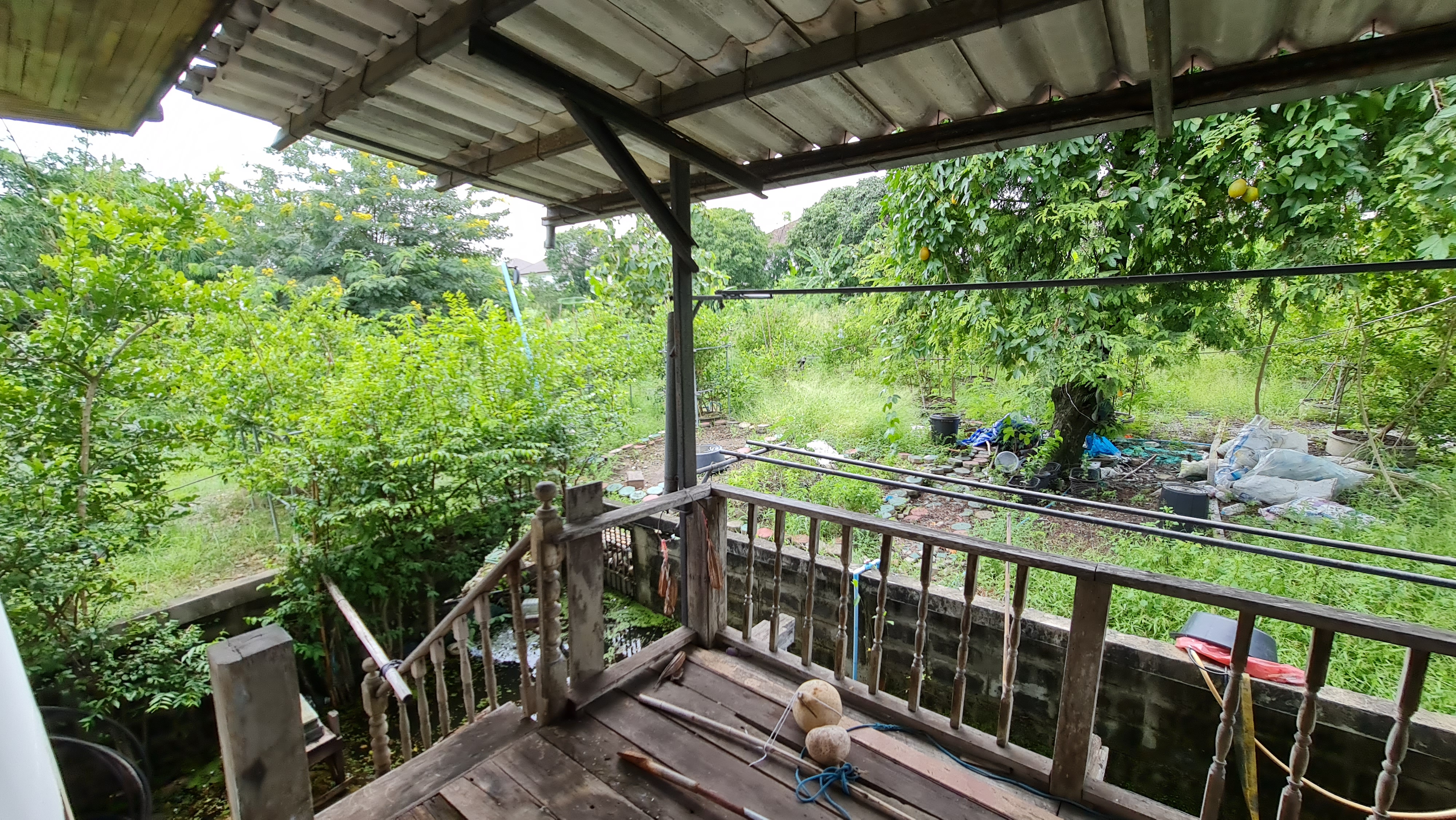 [ขายด่วน] ที่ดินแปลงใหญ่ 498 ตร.ว. พร้อมบ้านหลังใหญ่ ติดคลอง บรรยากาศร่มรื่น ย่านบางกรวย